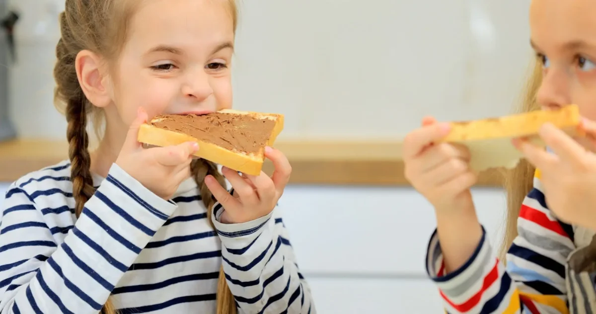 Dnešní děti budou jednou vzpomínat třeba na pečivo s lískooříškovou pomazánkou. Zdroj: Shutterstock