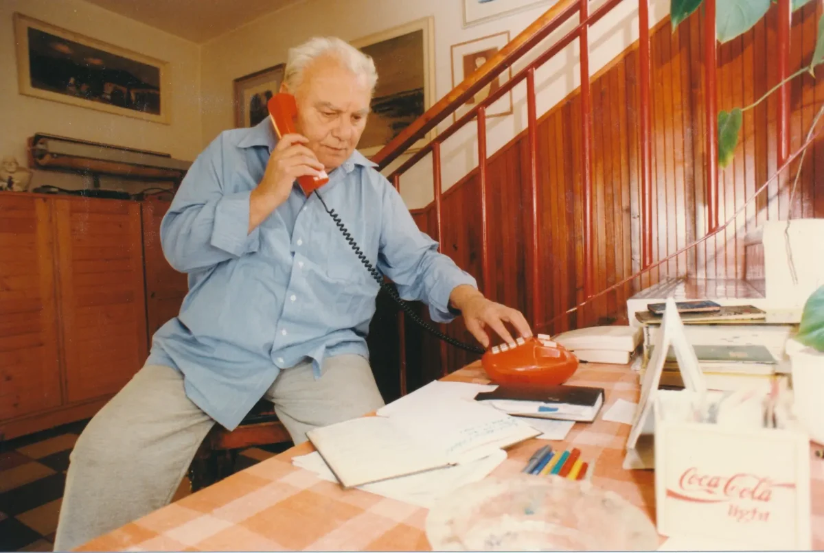 Petr Haničinec telefonuje.