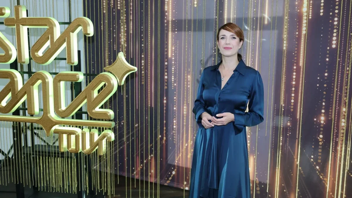 Tereza Kostková stojí vedle nápisu.