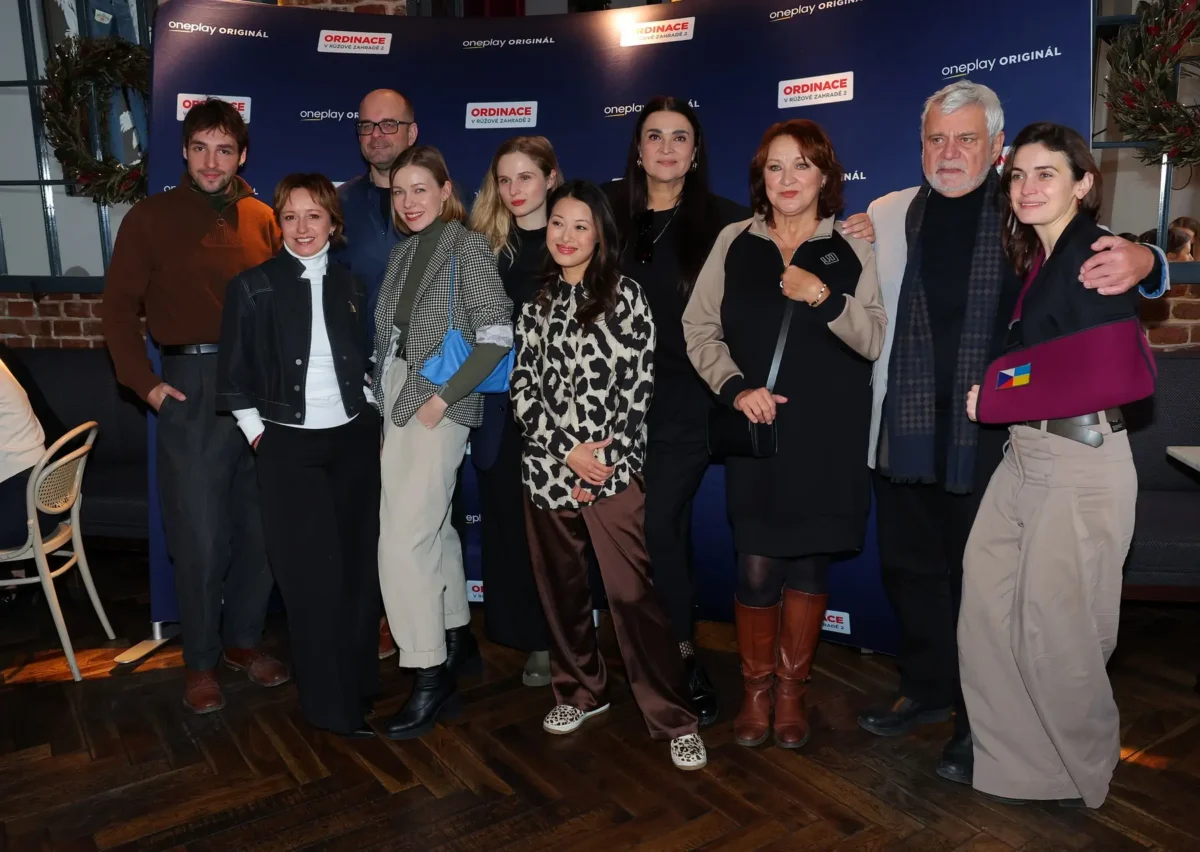 Herci z Ordinace pózují na fotku. 