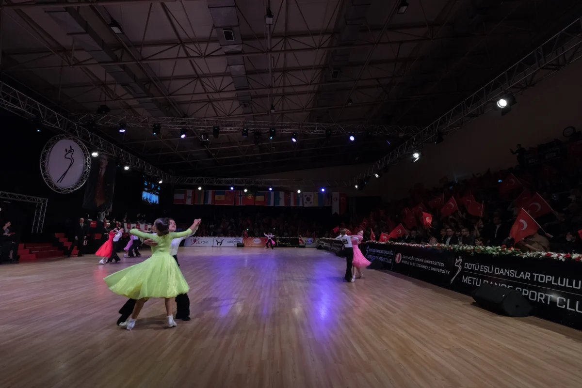 Děti v párech tančí na parketu. 