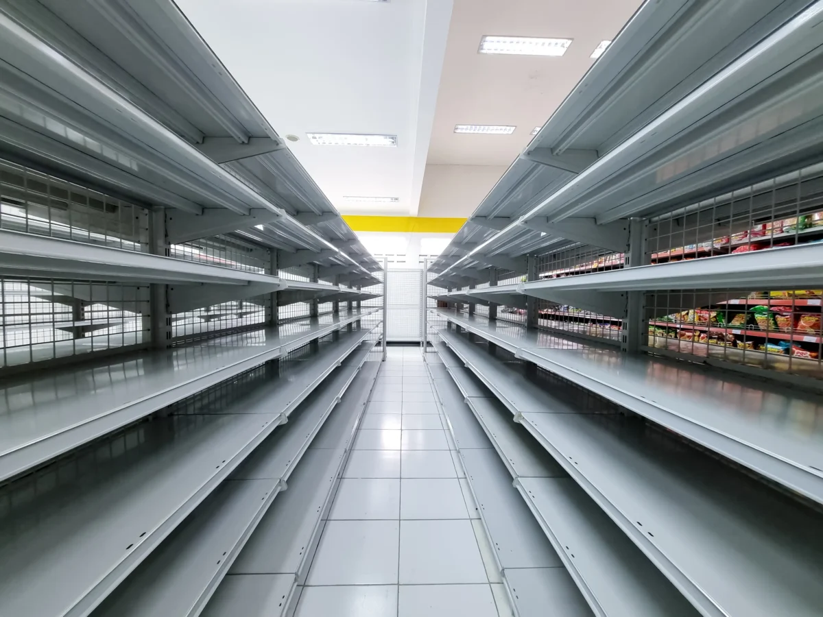 Prázdné regály v obchodě