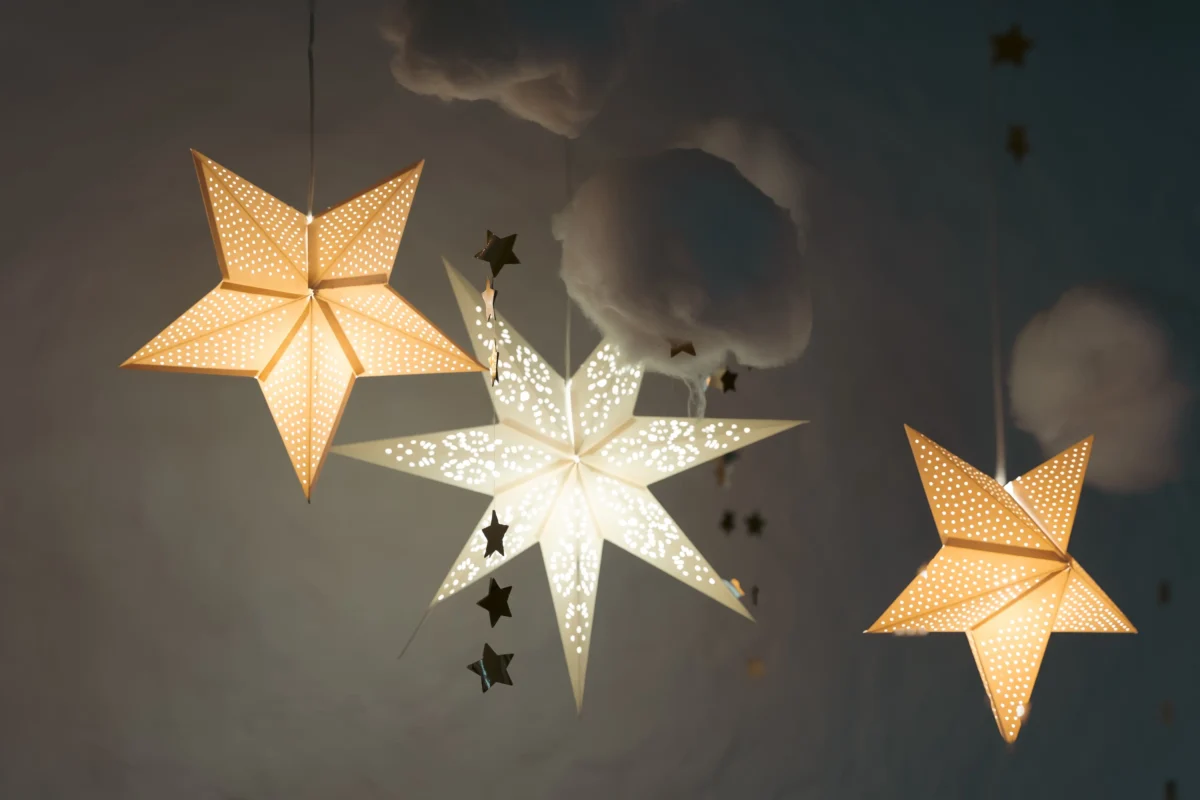 shutterstock_2557275703-2 | TVGURU.cz Svítidla visí na stropu.