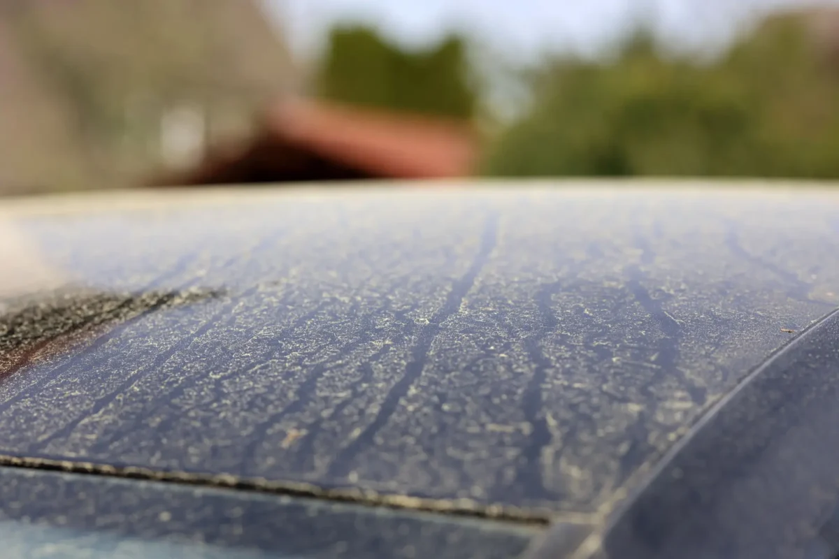 saharský prach na autě