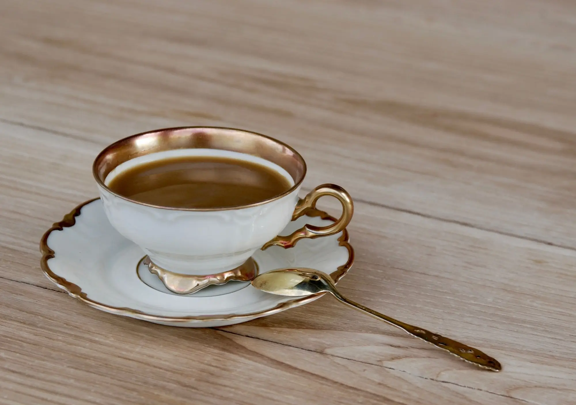 Starožitný šálek s podšálkem