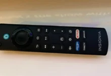 dálkový ovladač na stole