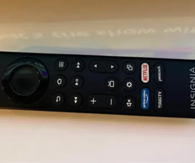 dálkový ovladač na stole