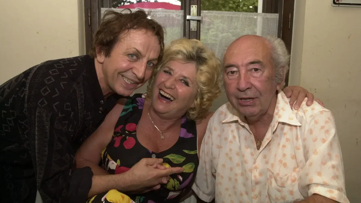 Luděk Kopřiva sedí a jsou u něj dva lidé.