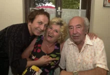 Luděk Kopřiva sedí a jsou u něj dva lidé.