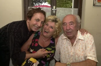 Luděk Kopřiva sedí a jsou u něj dva lidé.