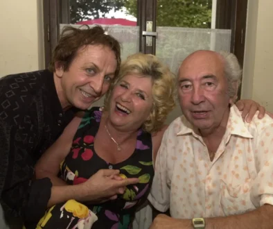 Luděk Kopřiva sedí a jsou u něj dva lidé.