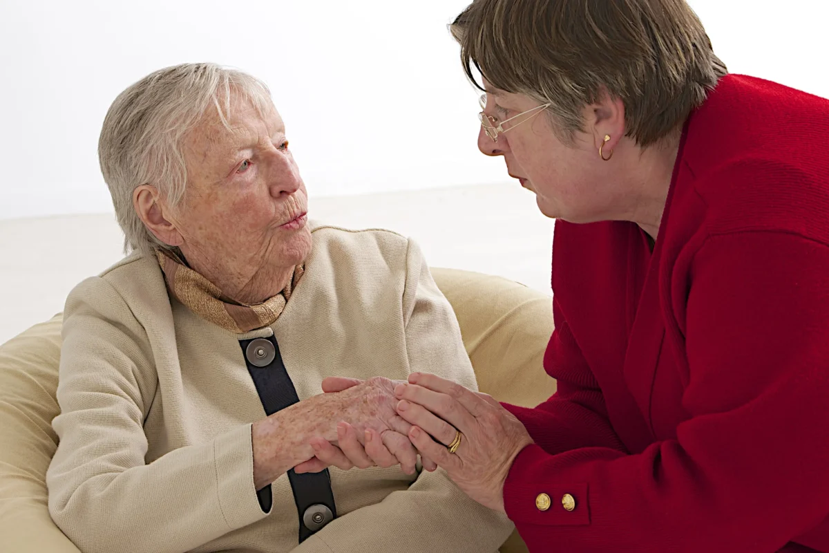 shutterstock_160304120-2 | TVGURU.cz Dvě staré ženy spolu komunikují.