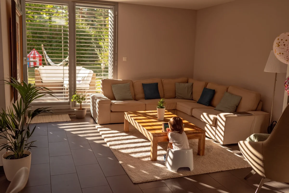 Obývacímu pokoji dominuje okno.