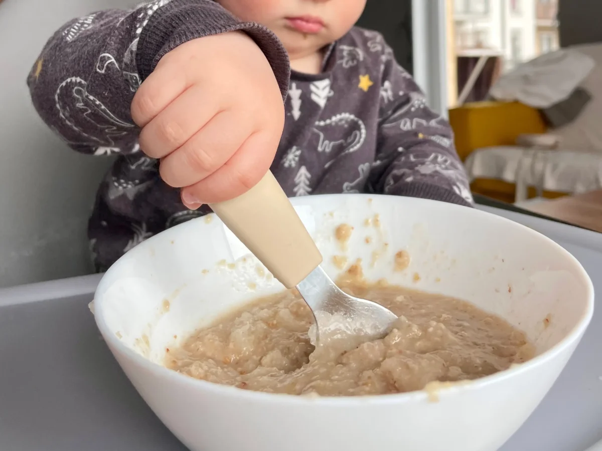 Miminko si nabírá kaši.