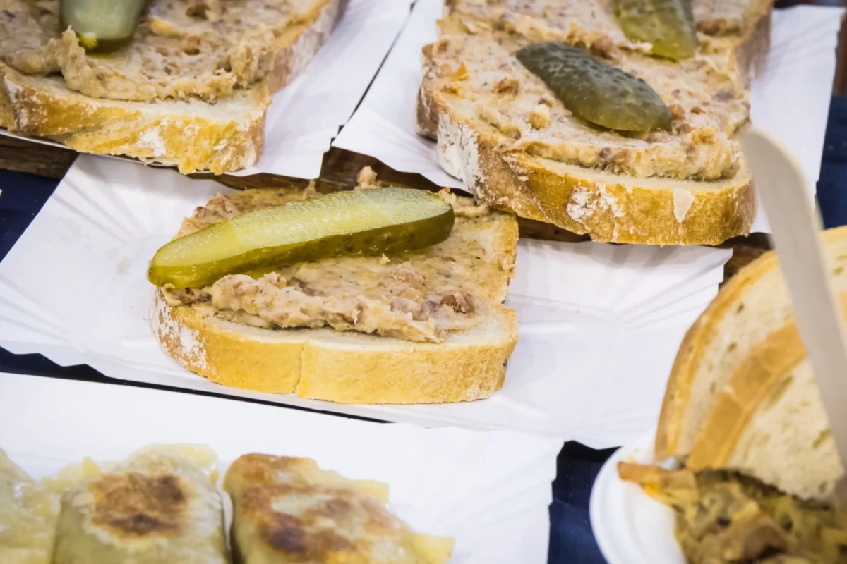 Chlebíčky pomazané sádlem