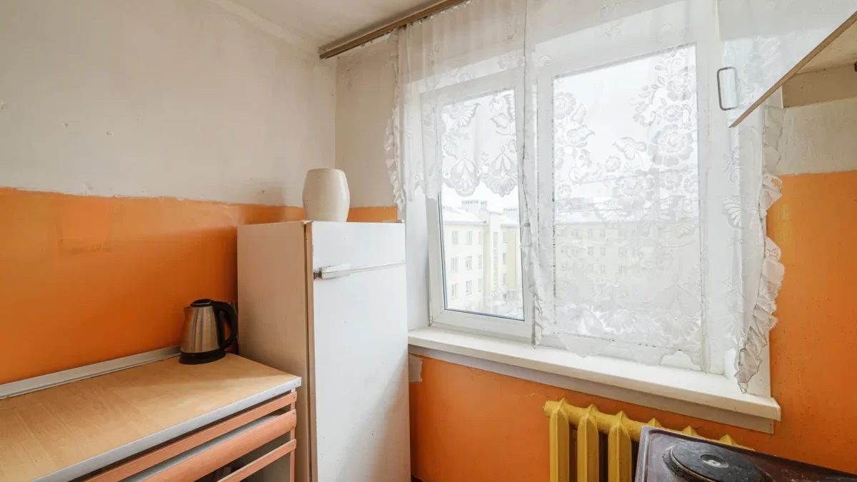 Oranžově vymalovaná kuchyň