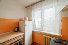 Oranžově vymalovaná kuchyň