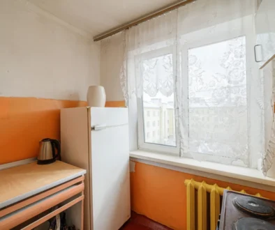 Oranžově vymalovaná kuchyň