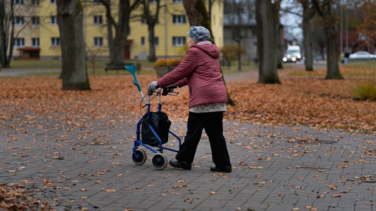 Babička se prochází parkem.