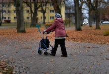 Babička se prochází parkem.