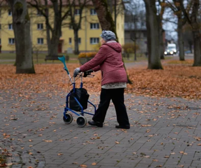 Babička se prochází parkem.