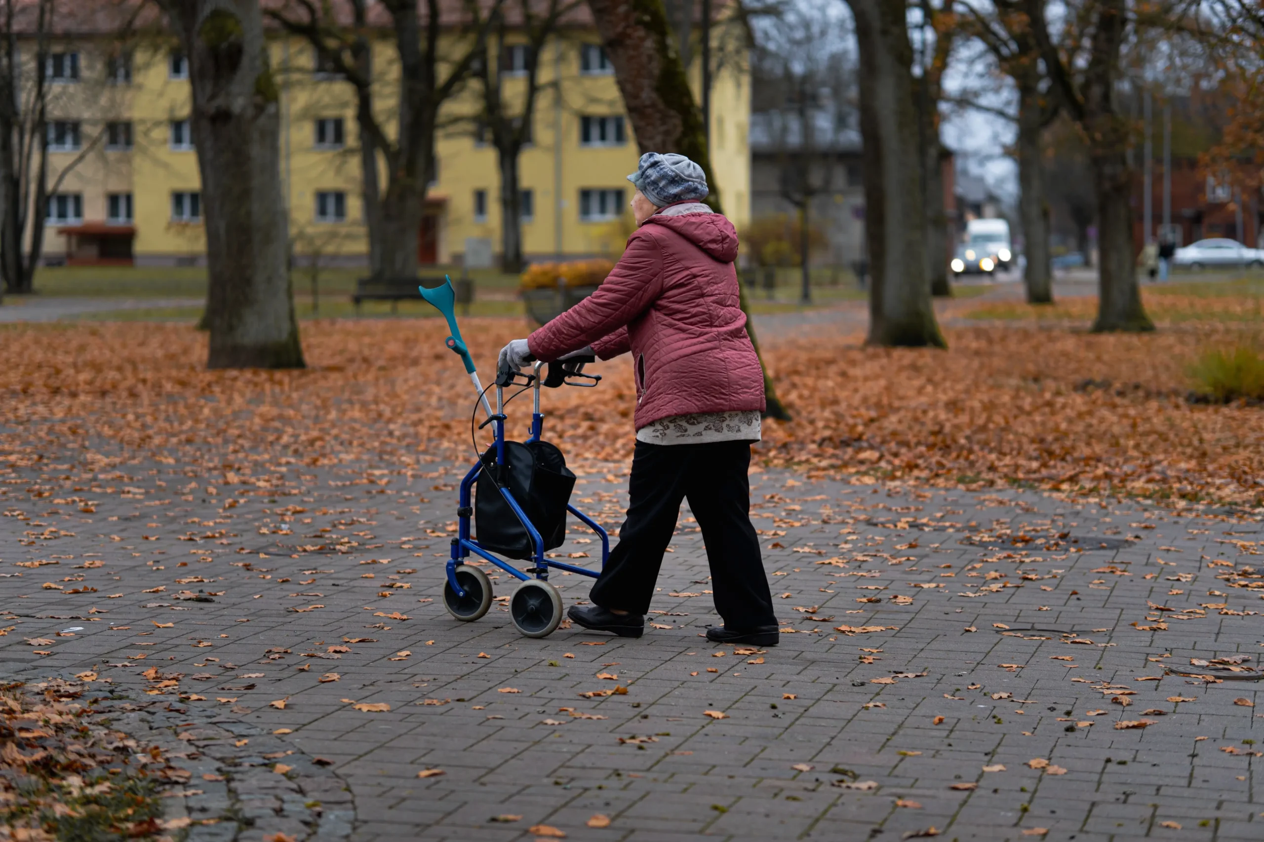 Babička se prochází parkem.
