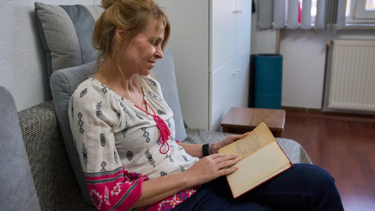 Žena sedí a čte si.