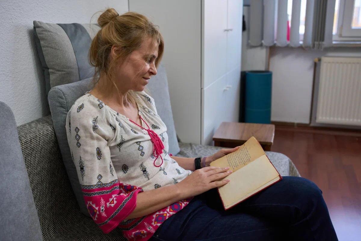 Žena sedí a čte si.