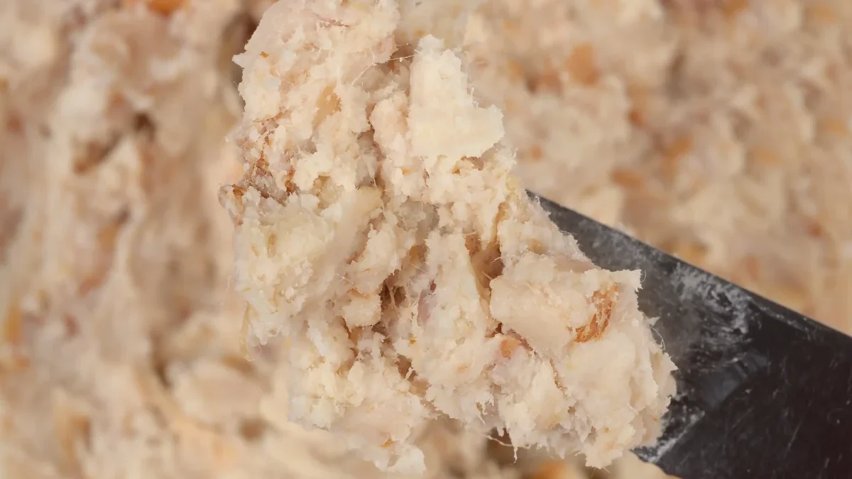 Nůž se noří do škvarkové pomazánky.