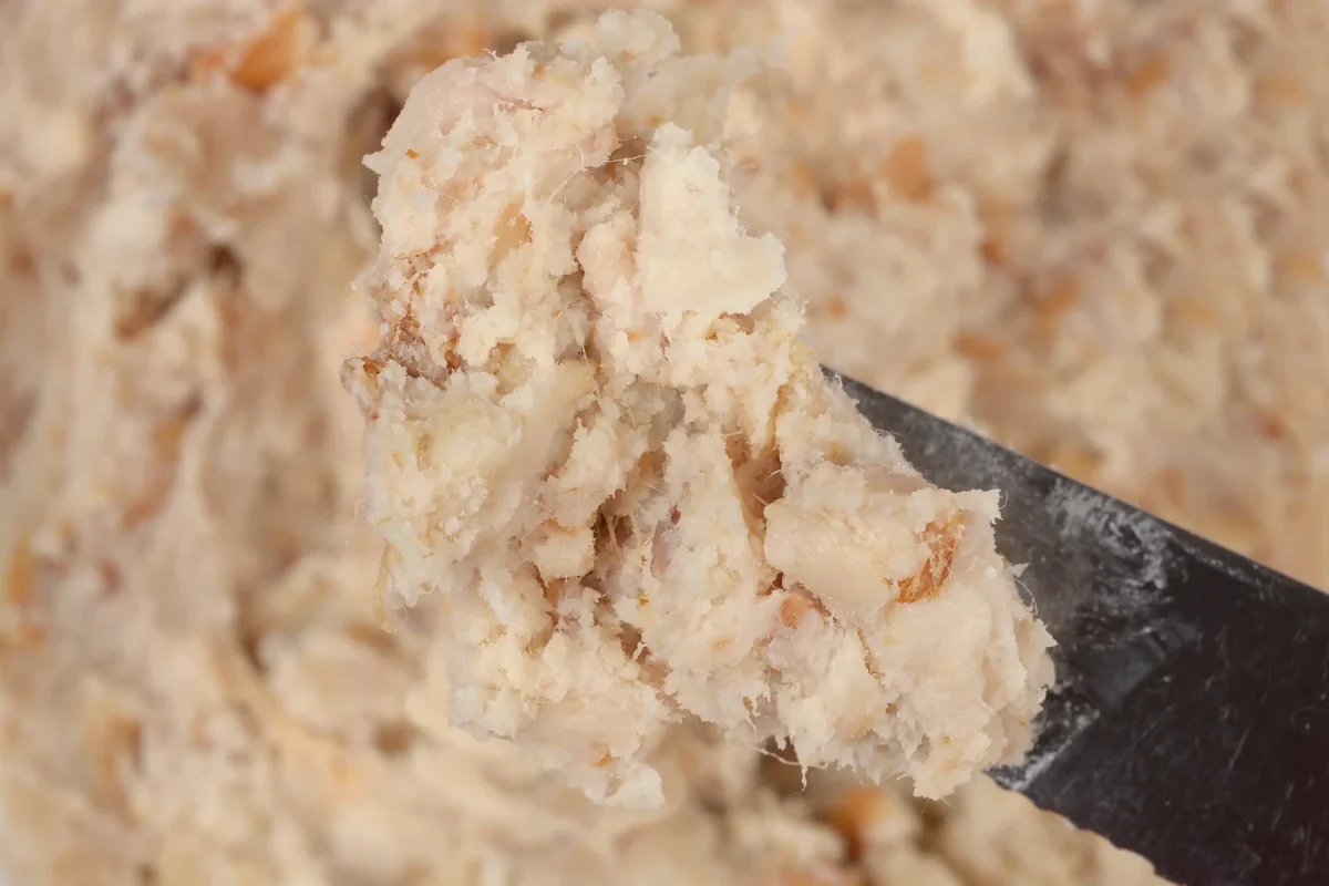 Nůž se noří do škvarkové pomazánky.