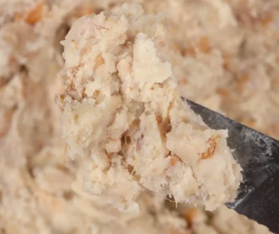 Nůž se noří do škvarkové pomazánky.