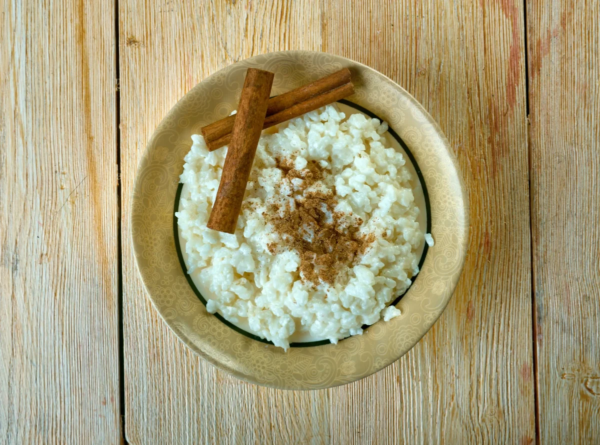 V misce je nandaná rýžová kaše.