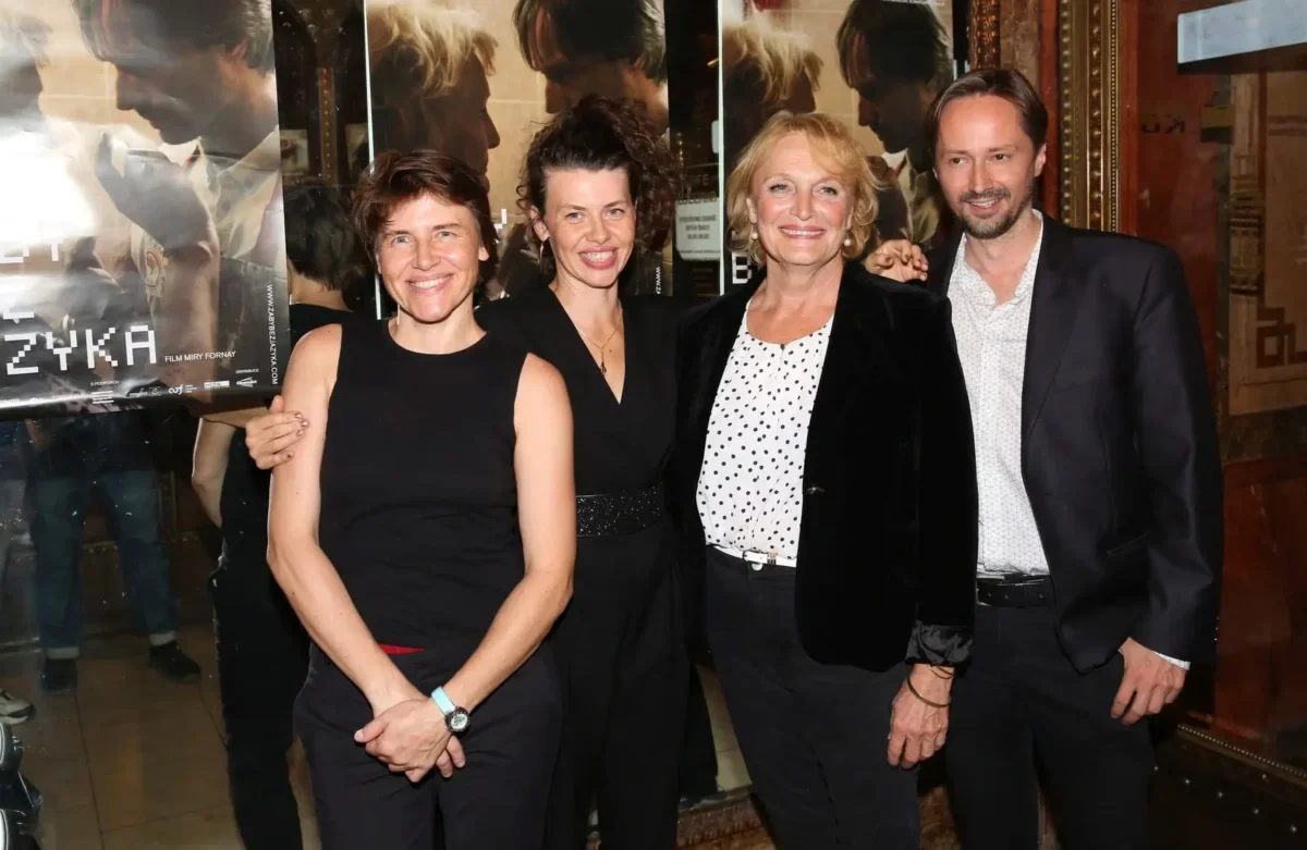 Zleva: Mira Fornay, Petra Fornayová, Regina Rázlová a Jaroslav Plesl na premiéře filmu. Zdroj: Profimedia