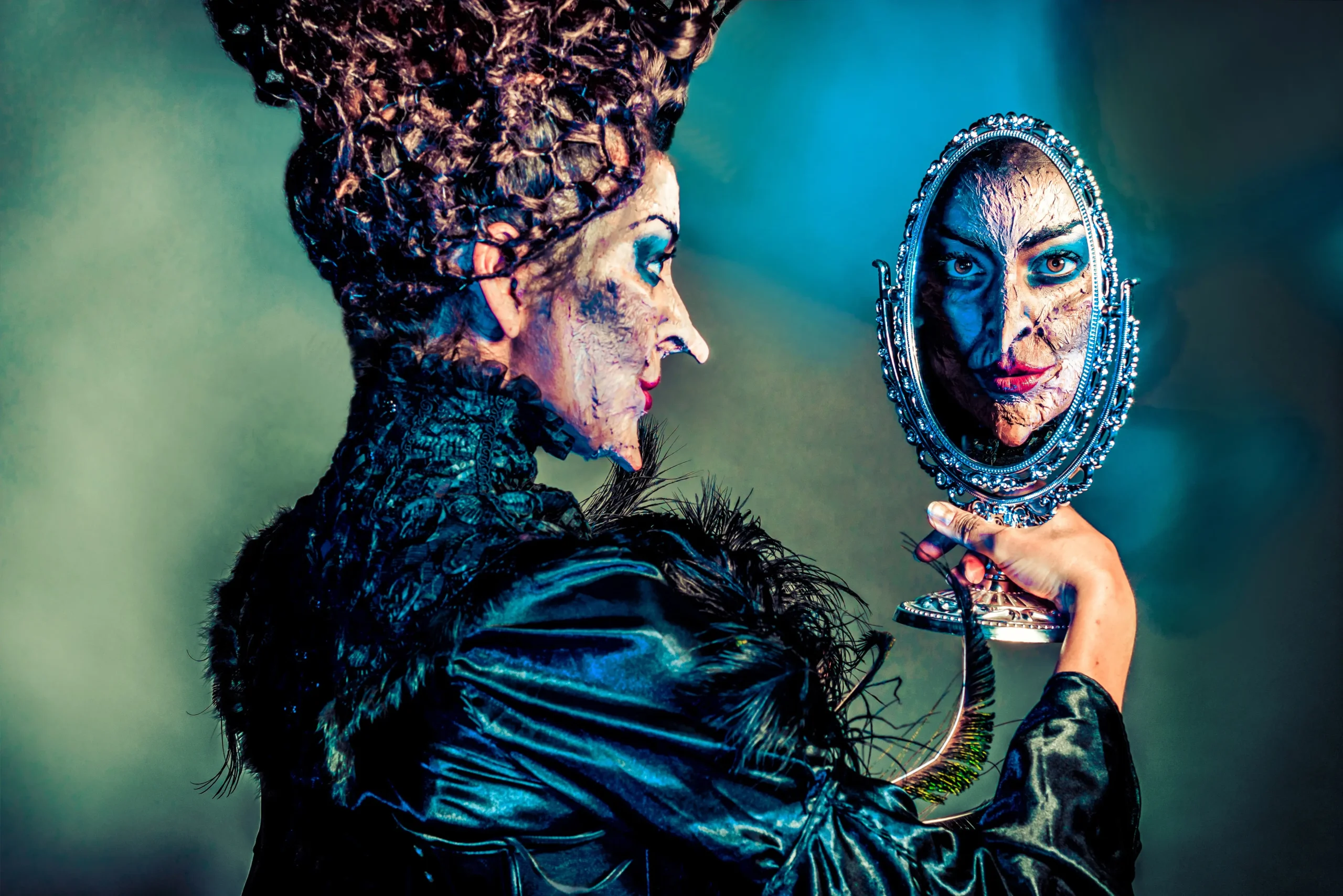 Čarodějnice kouká do zrcátka