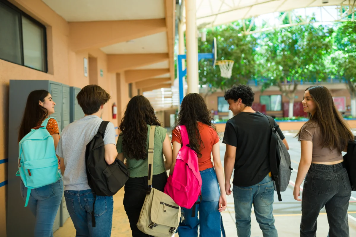 mladí lidé s batohy