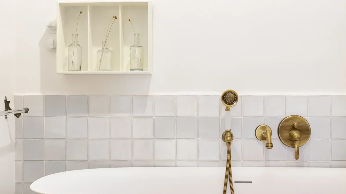 Koupelna s retro plastovou poličkou