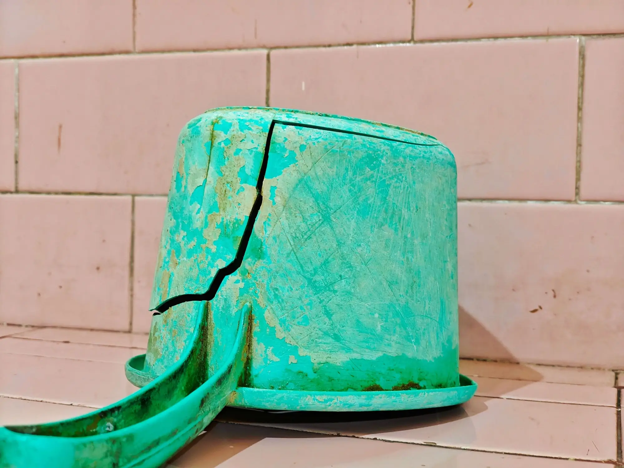 Některé výrobky z plastu toho moc nevydržely | TVGURU.cz Některé výrobky z plastu toho moc nevydržely