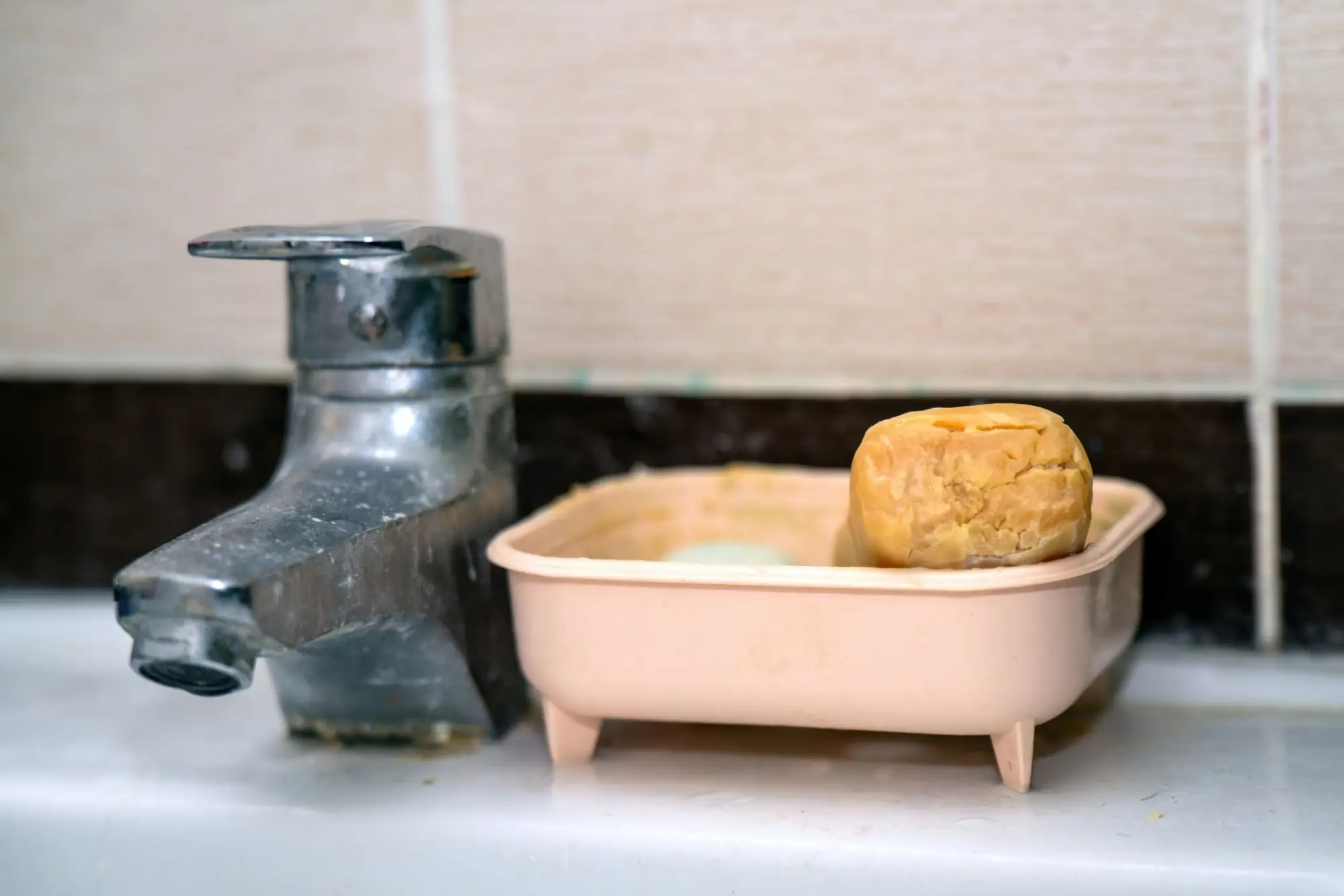 Plastová mýdlenka v socialistické koupelně | TVGURU.cz Plastová mýdlenka v socialistické koupelně