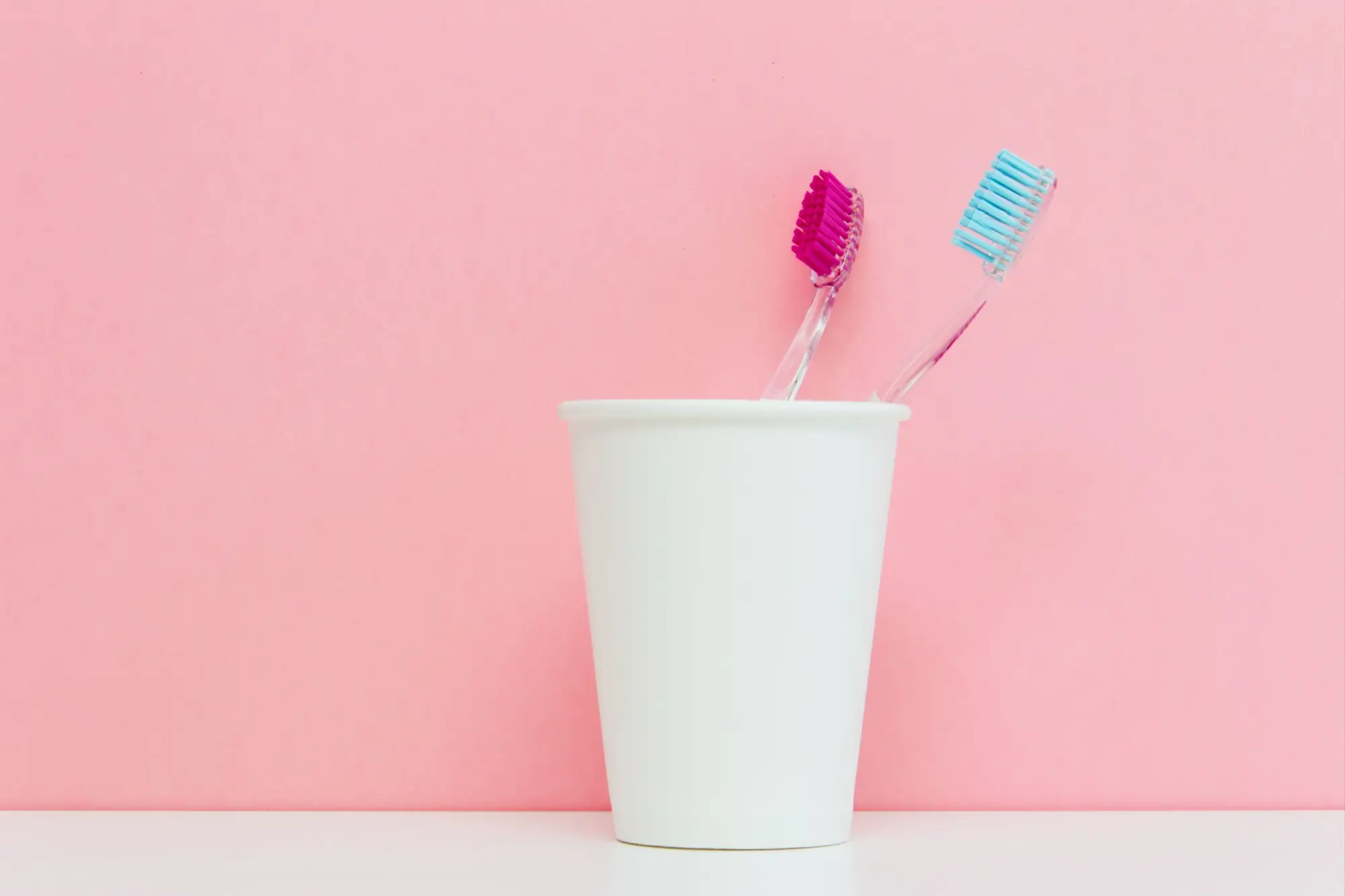 Plastový kelímek na zubní kartáčky | TVGURU.cz Plastový kelímek na zubní kartáčky