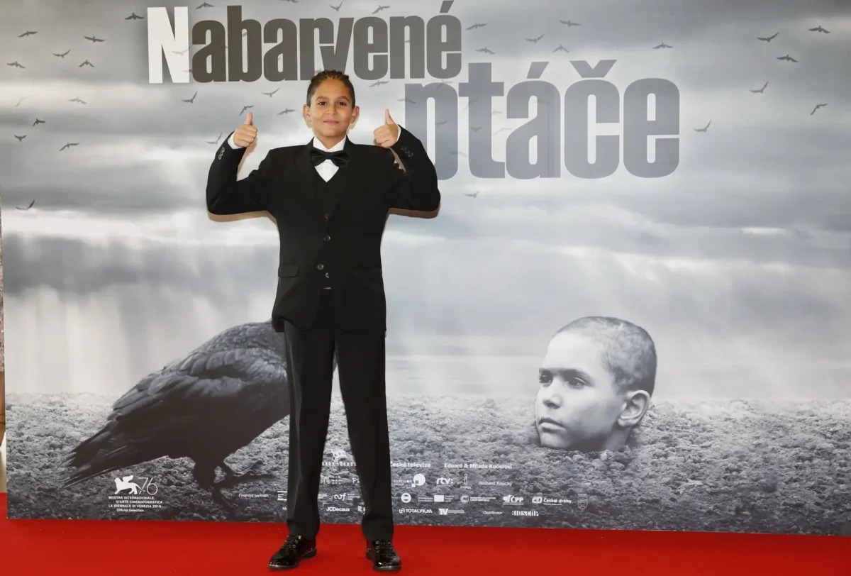 Petr Kotlár má vztyčené palce nahoru. 