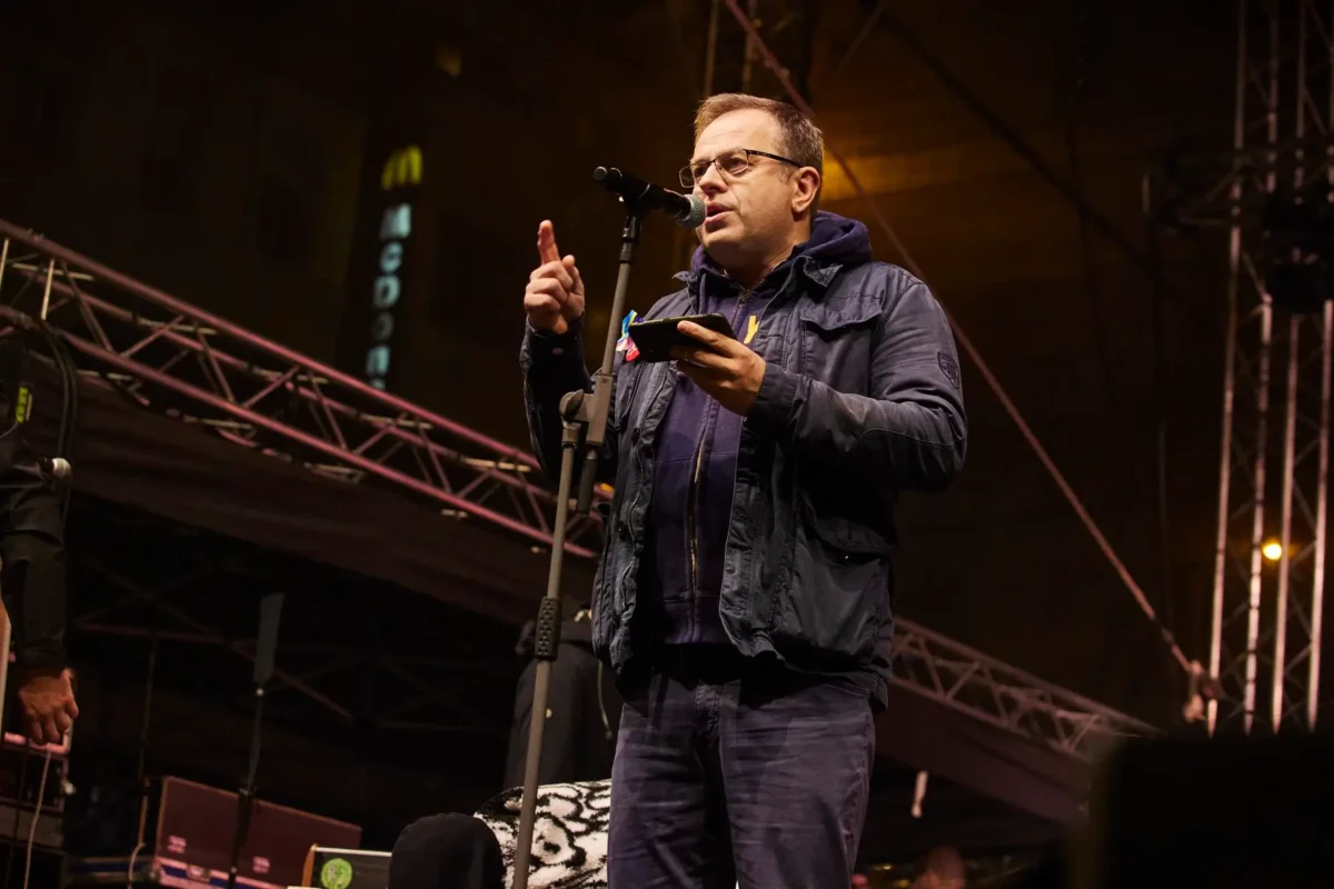 Václav Moravec mluví na pódiu. 