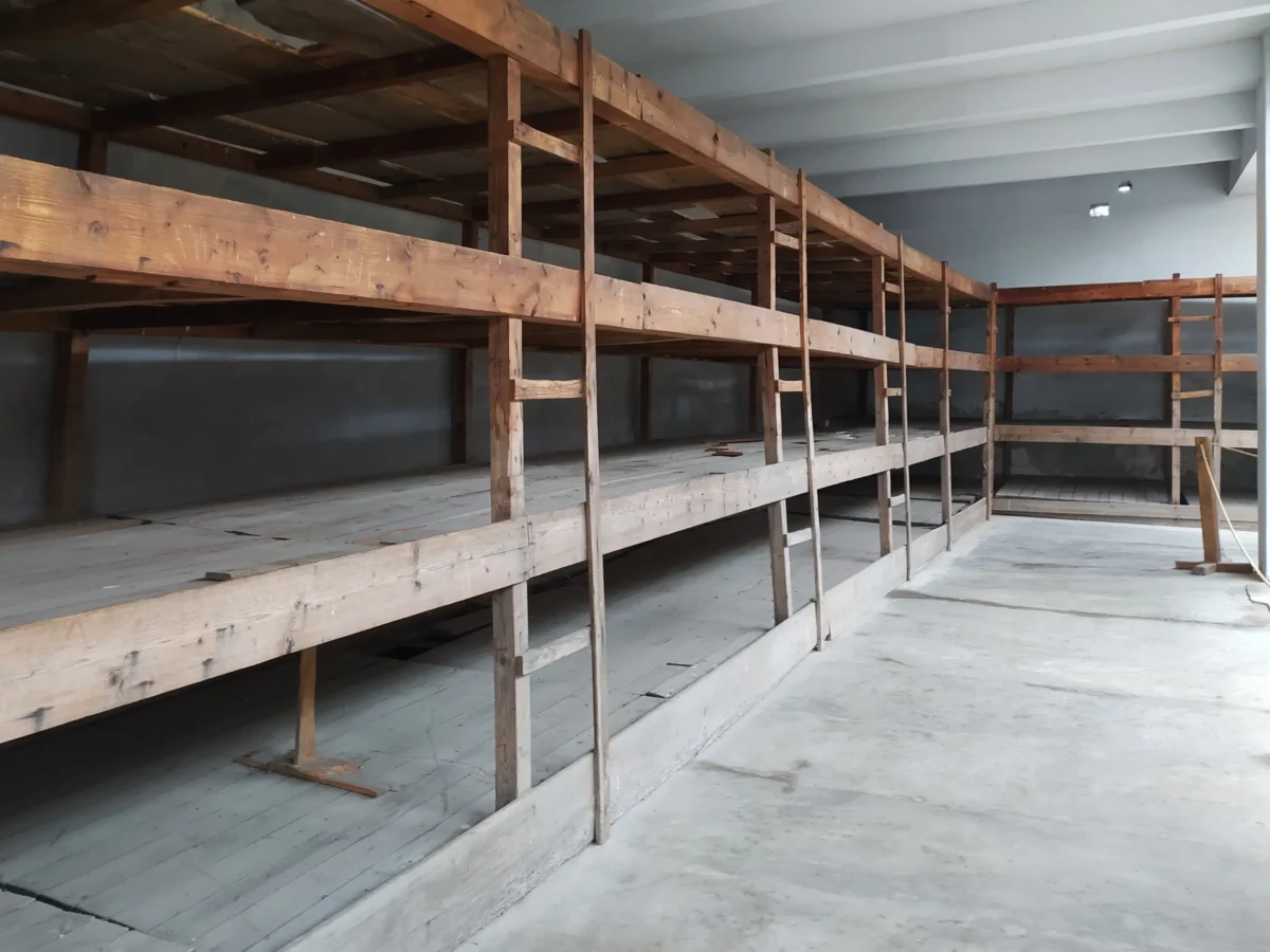 Postele v koncentračním táboře Terezín
