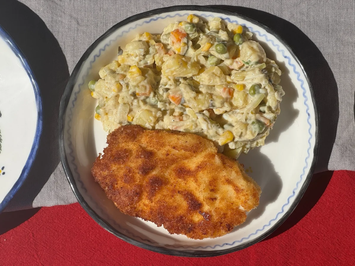 shutterstock_2608165305-2 | TVGURU.cz Na talíři je nandaný řízek a bramborový salát.