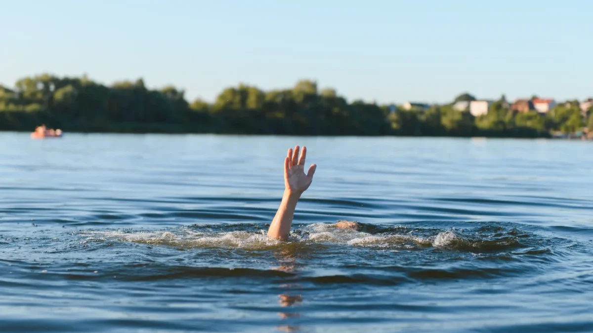 Člověk se topí v rybníce.