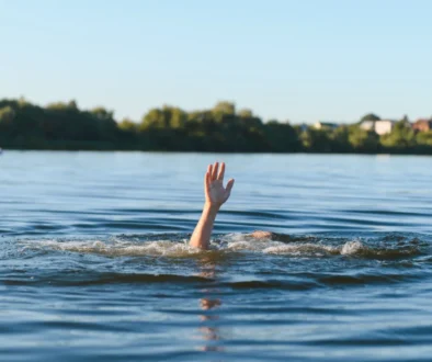 Člověk se topí v rybníce.