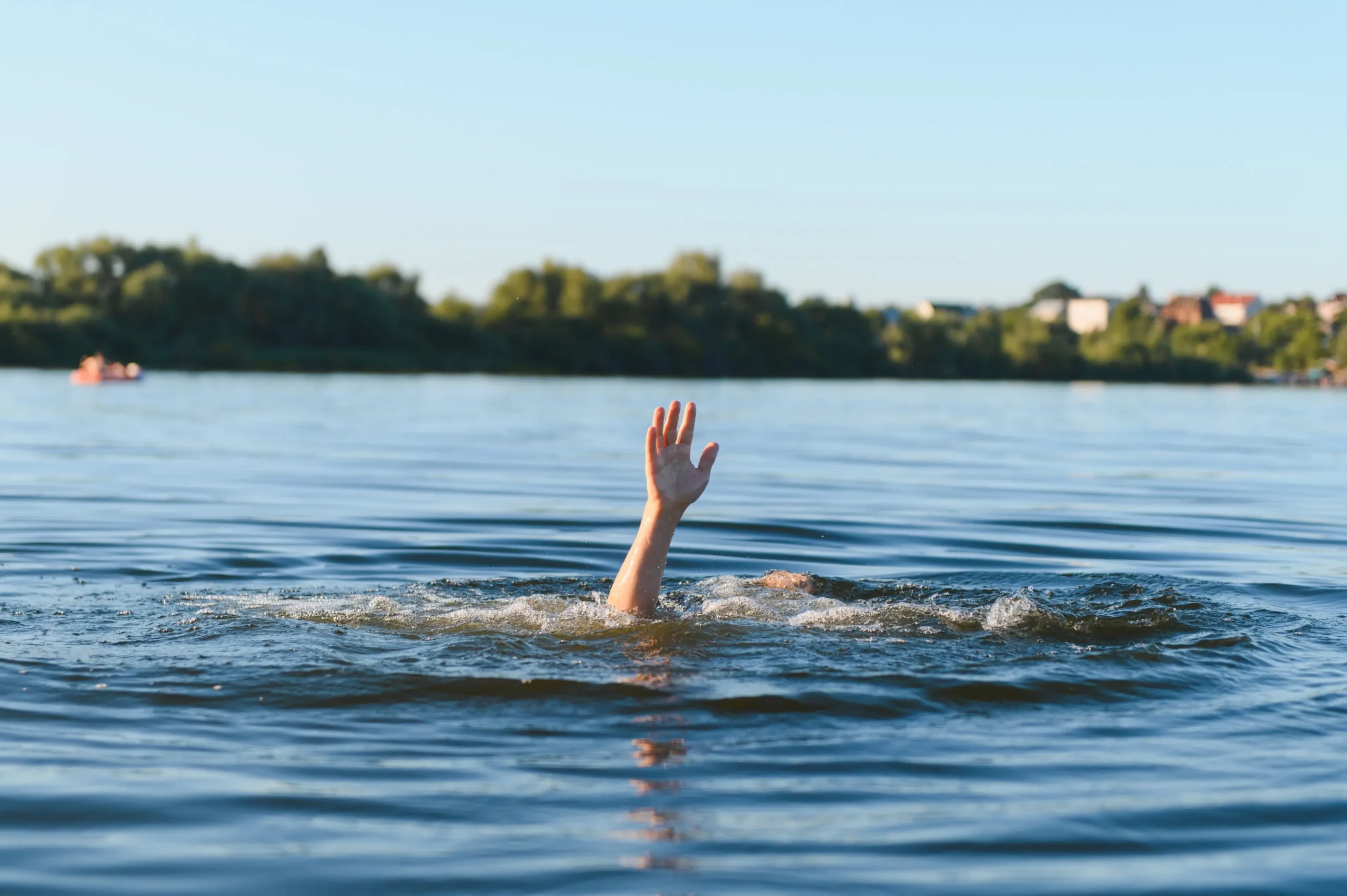Člověk se topí v rybníce.