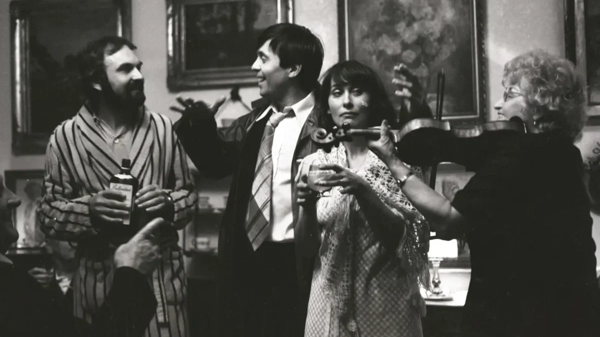 Obrazy na zdech socialistických domácností jsou dobře patrné ve filmu Kulový blesk. Zdroj: Profimedia