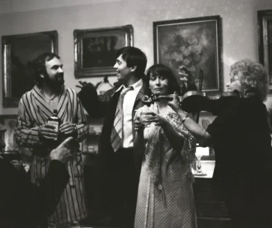 Obrazy na zdech socialistických domácností jsou dobře patrné ve filmu Kulový blesk. Zdroj: Profimedia