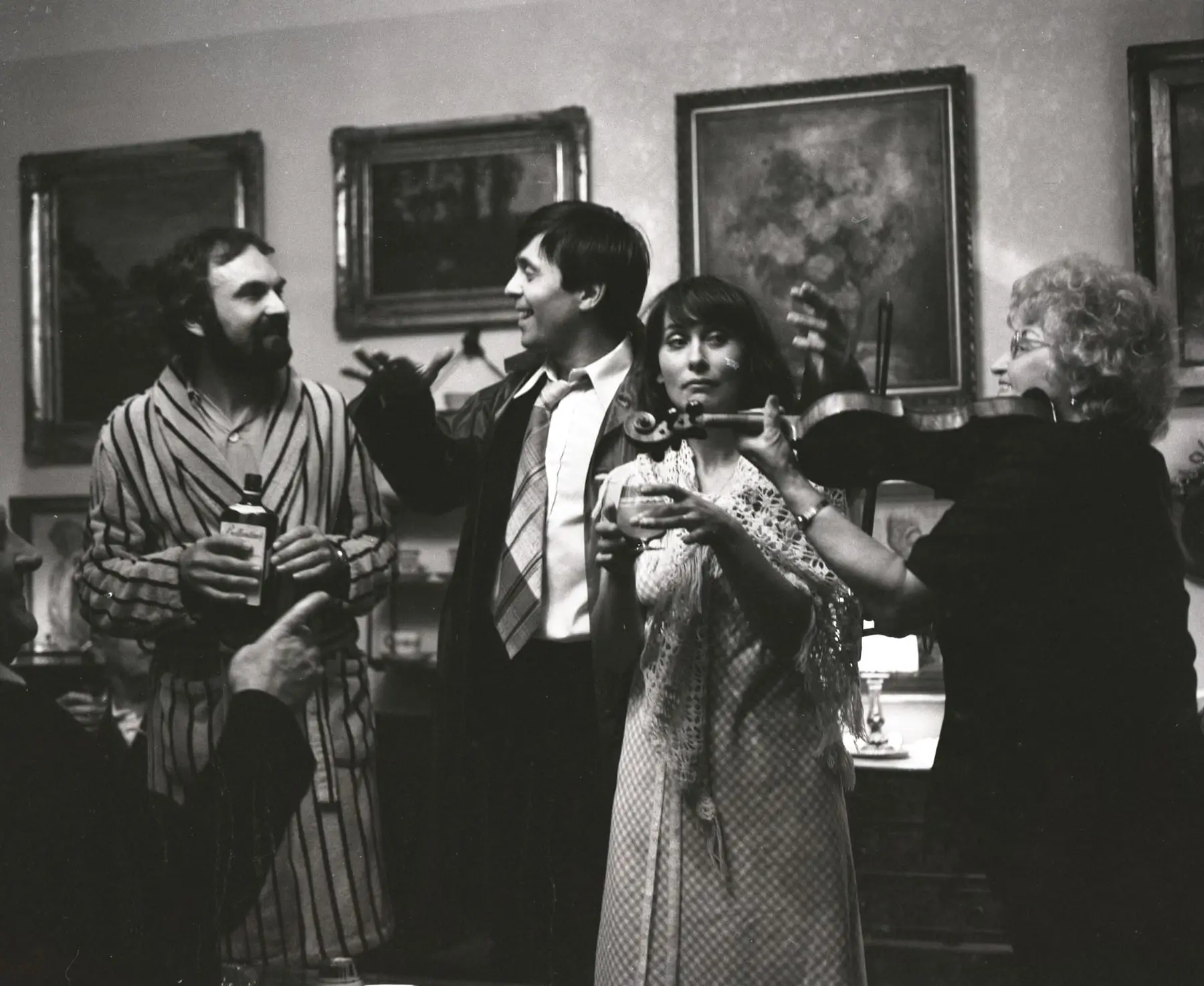 Obrazy na zdech socialistických domácností jsou dobře patrné ve filmu Kulový blesk. Zdroj: Profimedia