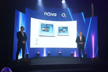 dva muži na pódiu